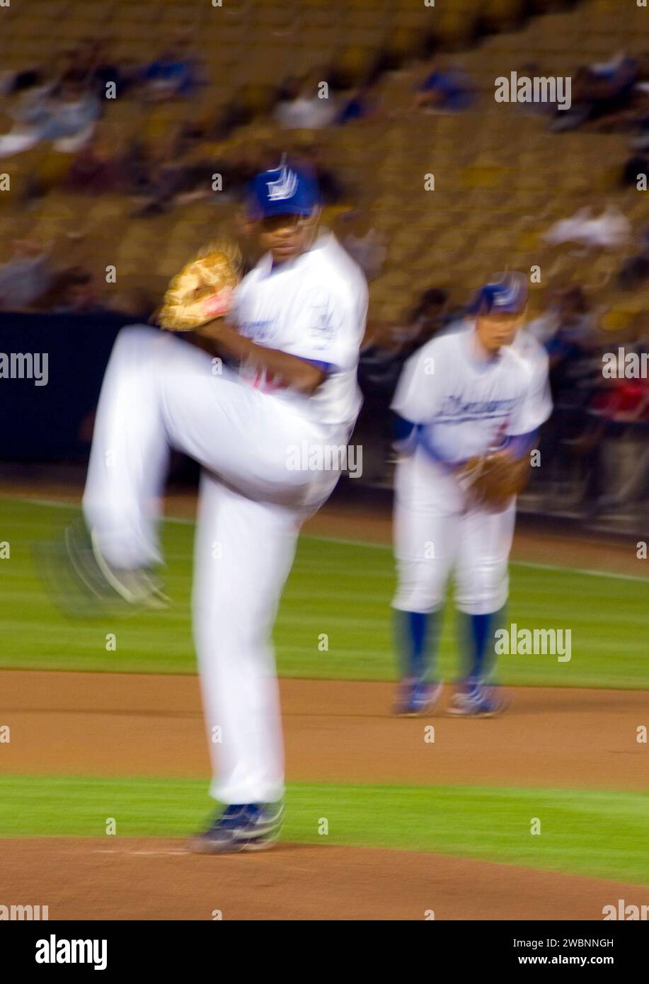 Un lanceur pour les Dodgers de Los Angeles se termine pour lancer un terrain dans un match au Dodger Stadium à Los Angeles, Californie, États-Unis Banque D'Images