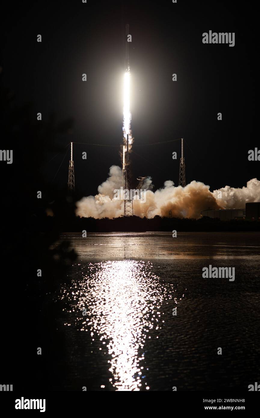 Une fusée SpaceX Falcon 9 décolle du Space Launch Complex 40 à la Cape Canaveral Air Force Station en Floride à 11:50 h HNE le 6 mars 2020, transportant le vaisseau spatial cargo Dragon sans équipage lors de son voyage vers la Station spatiale internationale pour la NASA et la mission 20th commercial Resupply Services (CRS-20) de SpaceX. Dragon livrera plus de 5 600 livres de recherches scientifiques et de cargaison au laboratoire en orbite. Banque D'Images