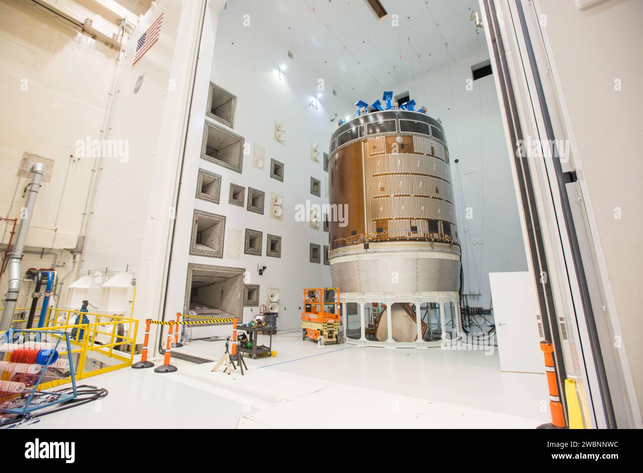 Les ingénieurs de Glenn de la NASA ont déplacé l'article de test du module de service Orion dans le Reverberant Acoustic test Facility le 8 avril 2016, pour simuler l'acoustique de lancement de la mission d'exploration-1. Banque D'Images