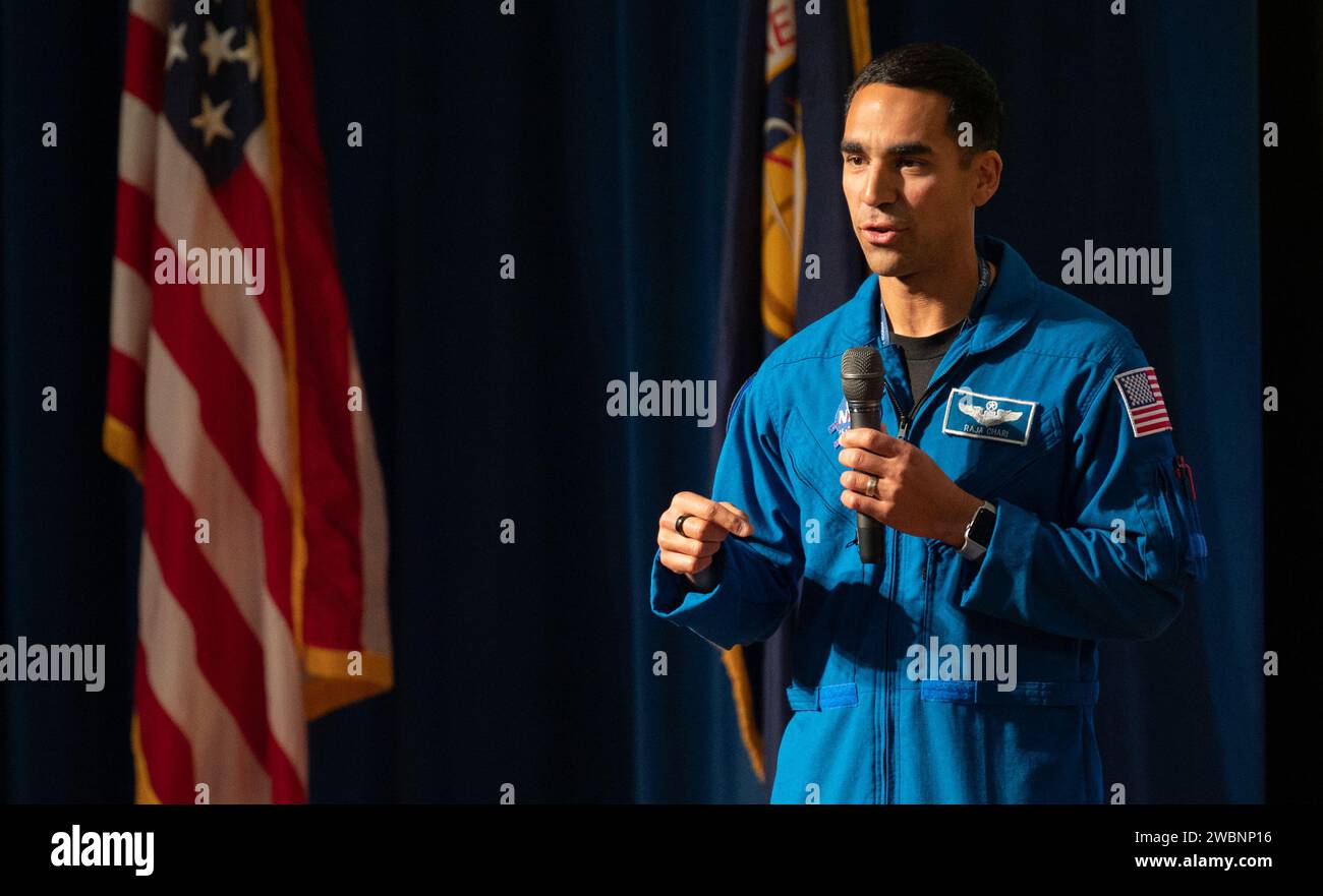 L’astronaute de la NASA Raja Chari parle à toutes les mains pour les employés après le discours sur l’état de la NASA, lundi 10 février 2020, au Stennis Space Center de la NASA près de Bay St. Louis, Mississippi. Banque D'Images