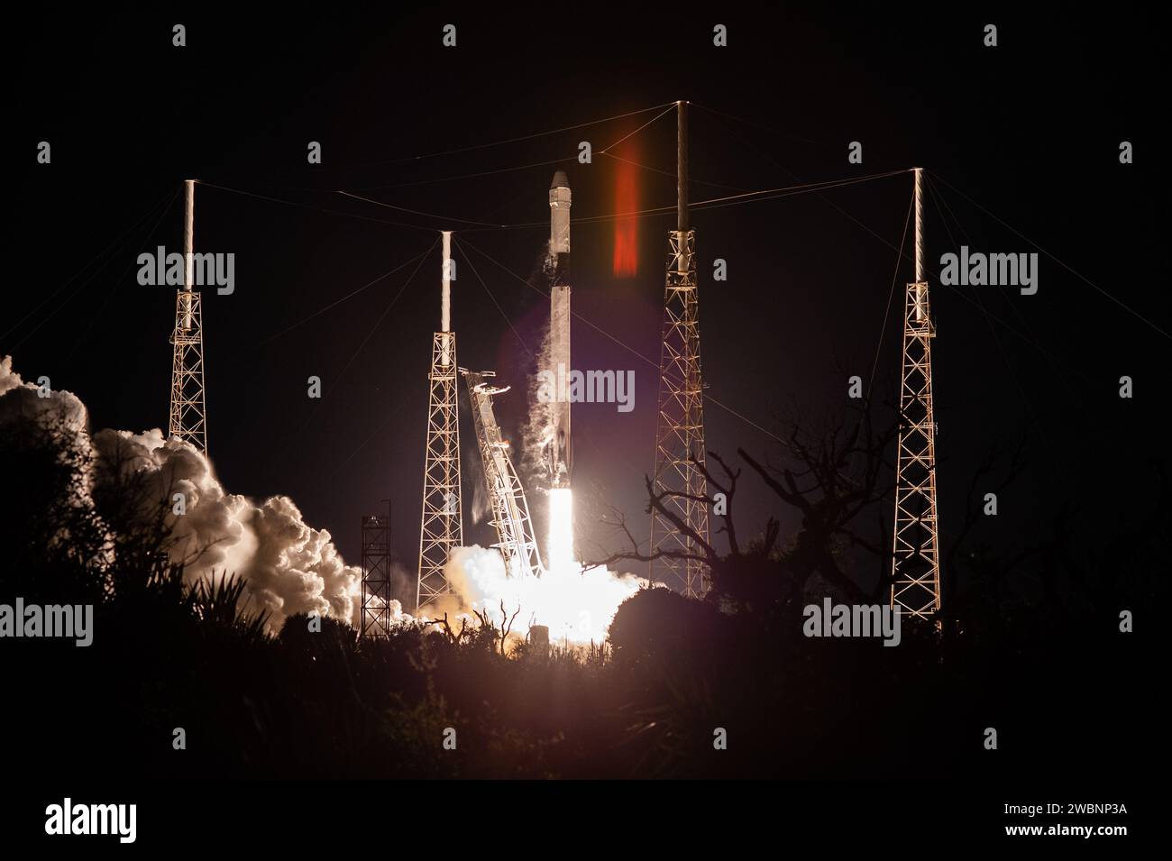 Un SpaceX Falcon 9 a lancé le vaisseau cargo Dragon sans équipage vers la Station spatiale internationale depuis le complexe de lancement spatial 40 pour la mission CRS-20 le 6 mars 2020, livrant plus de 4 300 livres de recherches scientifiques et de fret. Banque D'Images