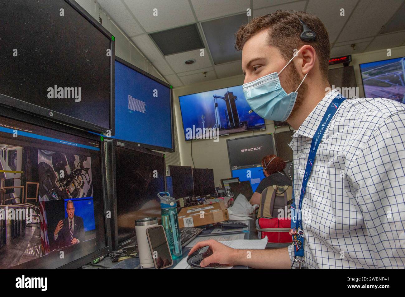 Reid Ruggles et les équipes du Marshall Space Flight Center de la NASA surveillent les conditions de lancement de la mission Demo-2 depuis le Huntsville Operations support Center (HOSC). Banque D'Images