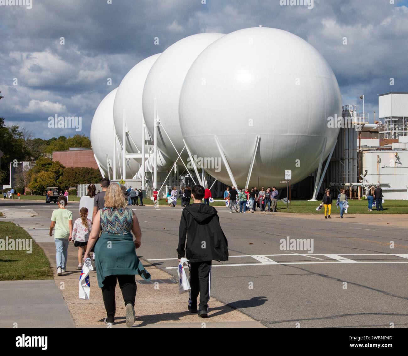 Plus de 37 000 participants ont participé à la journée portes ouvertes de la NASA Langley, en commençant par la course annuelle de marche de la lune de 5 km. Le pilote X59 Nils Larson et l'astronaute Victor Glover se sont retrouvés au hangar, animés par le directeur du centre Clayton Turner. Banque D'Images