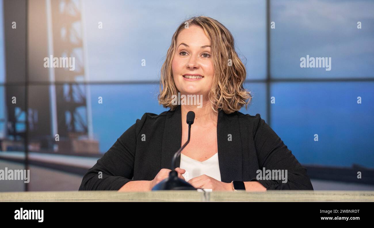 Melody Lovin, officier météorologique de lancement, 45th Space Wing de la US Air Force, répond à une question lors d’une conférence de presse pré-lancement CRS-21 au Kennedy Space Center de la NASA en Floride le 4 décembre 2020. Sarah Walker, directrice, Dragon Mission Management, SpaceX, Kirt Costello, le scientifique en chef du Bureau du programme de la Station spatiale internationale et Kenny Todd, directeur adjoint du programme du Bureau du programme de la Station spatiale internationale, ont également participé à l’événement, animé par Jasmine Hopkins de NASA Communications. La fusée Falcon 9 de SpaceX, avec la version améliorée du vaisseau spatial Cargo Dragon au sommet, est ta Banque D'Images