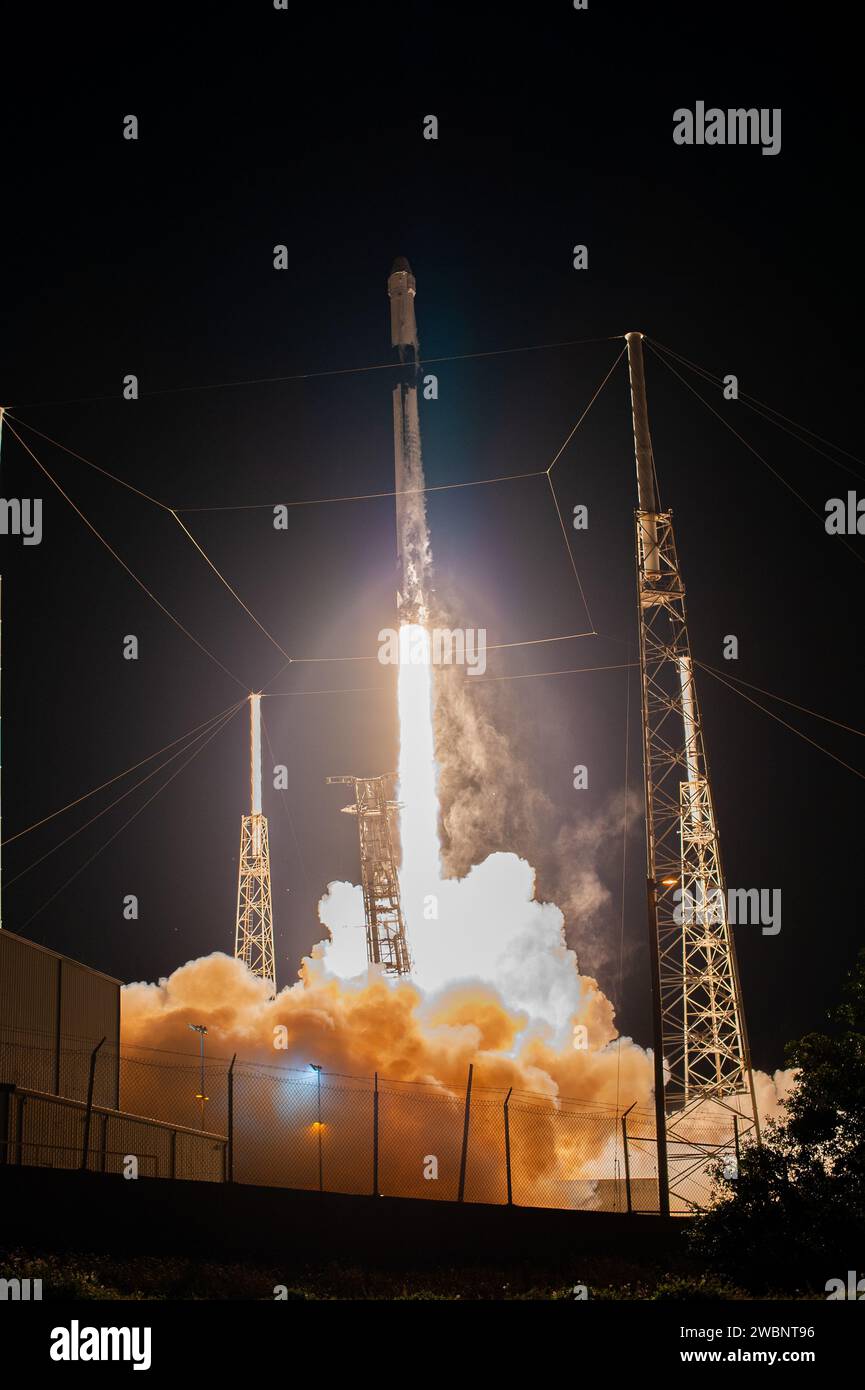 Le vaisseau spatial Dragon sans équipage a été lancé au sommet d'un SpaceX Falcon 9 du Space Launch Complex 40 pour CRS-20, livrant plus de 4 300 livres de science et de fret à la Station spatiale internationale. Banque D'Images