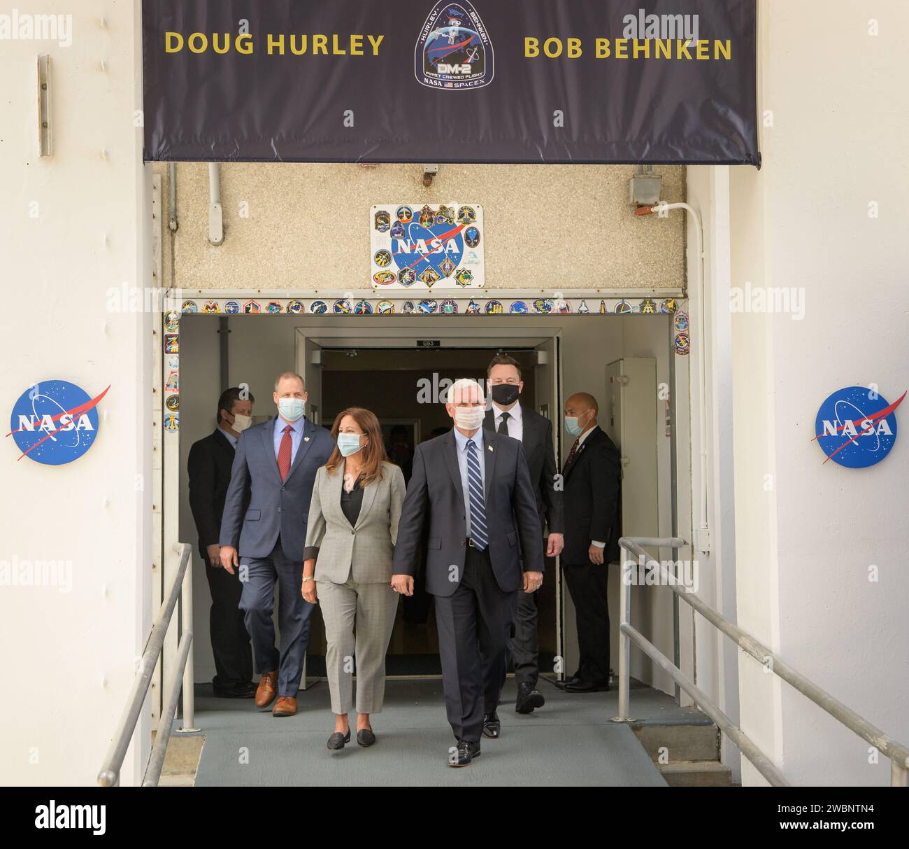 Le vice-président Mike Pence, et la seconde dame Karen Pence, rejoints par l'administrateur de la NASA Jim Bridenstine, à gauche, et Elon Musk, ingénieur en chef de SpaceX, à droite, quittez le bâtiment Neil A. Armstrong Operations and Checkout devant les astronautes Douglas Hurley et Robert Behnken de la NASA qui partiront pour le complexe de lancement 39a pour embarquer à bord du vaisseau spatial SpaceX Crew Dragon pour le lancement de la mission Demo-2, mercredi 27 mai 2020, au Kennedy Space Center de la NASA en Floride. La mission SpaceX Demo-2 de la NASA est le premier lancement avec des astronautes du vaisseau spatial SpaceX Crew Dragon et de la fusée Falcon 9 vers l’International Space Stat Banque D'Images