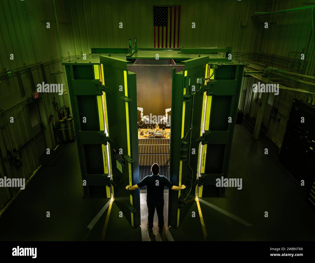 Chris McWilliams, ingénieur d’essai, a inspecté l’équipement dans l’enceinte d’essai à haute pression du Boom Box au bâtiment 353H dans la zone d’essai des systèmes énergétiques du Johnson Space Center le 16 janvier 2020. Banque D'Images