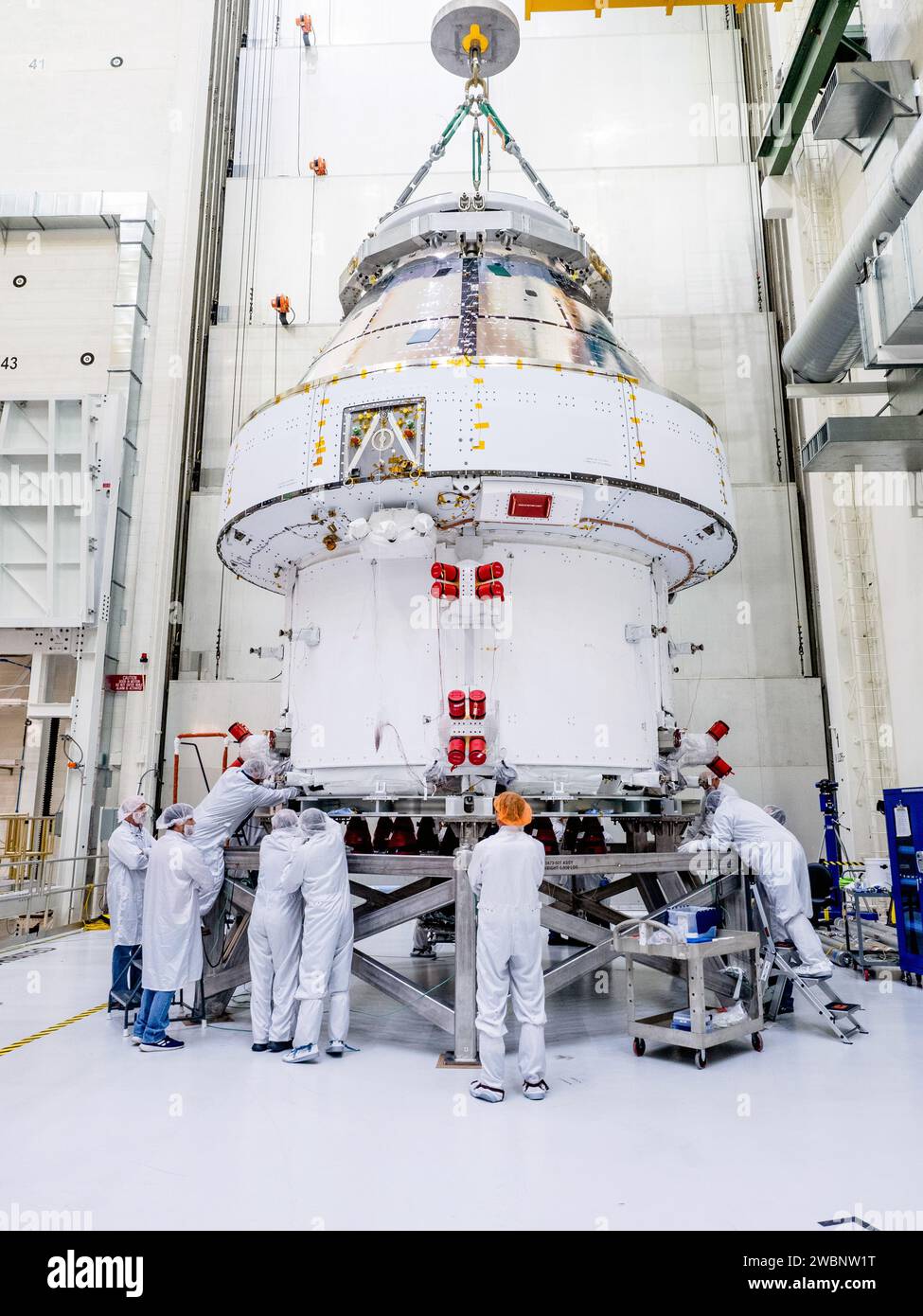 La pile du vaisseau spatial Orion pour Artemis I, y compris les modules d'équipage et de service, a été retirée de la cellule RAPIDE le 11 novembre 2019. Après l'empilage et l'accouplement, il a été tourné à l'aide d'un verticalisateur pour le transport horizontal jusqu'à la station de Plum Brook dans l'Ohio pour des essais environnementaux. Les panneaux finaux et les panneaux solaires seront installés à leur retour au Kennedy Space Center. Banque D'Images