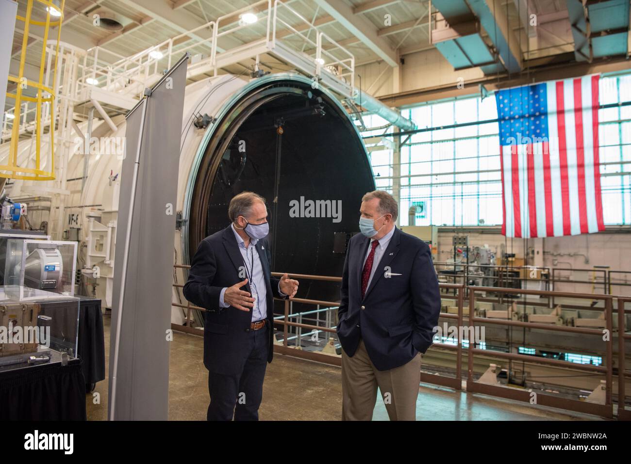 James Morhard, administrateur adjoint de la NASA, a visité le Glenn Research Center avec Bryan Smith pour évaluer les opérations, les politiques de télétravail et les mesures de sécurité liées à la COVID-19 à l’installation Tank 5. Banque D'Images