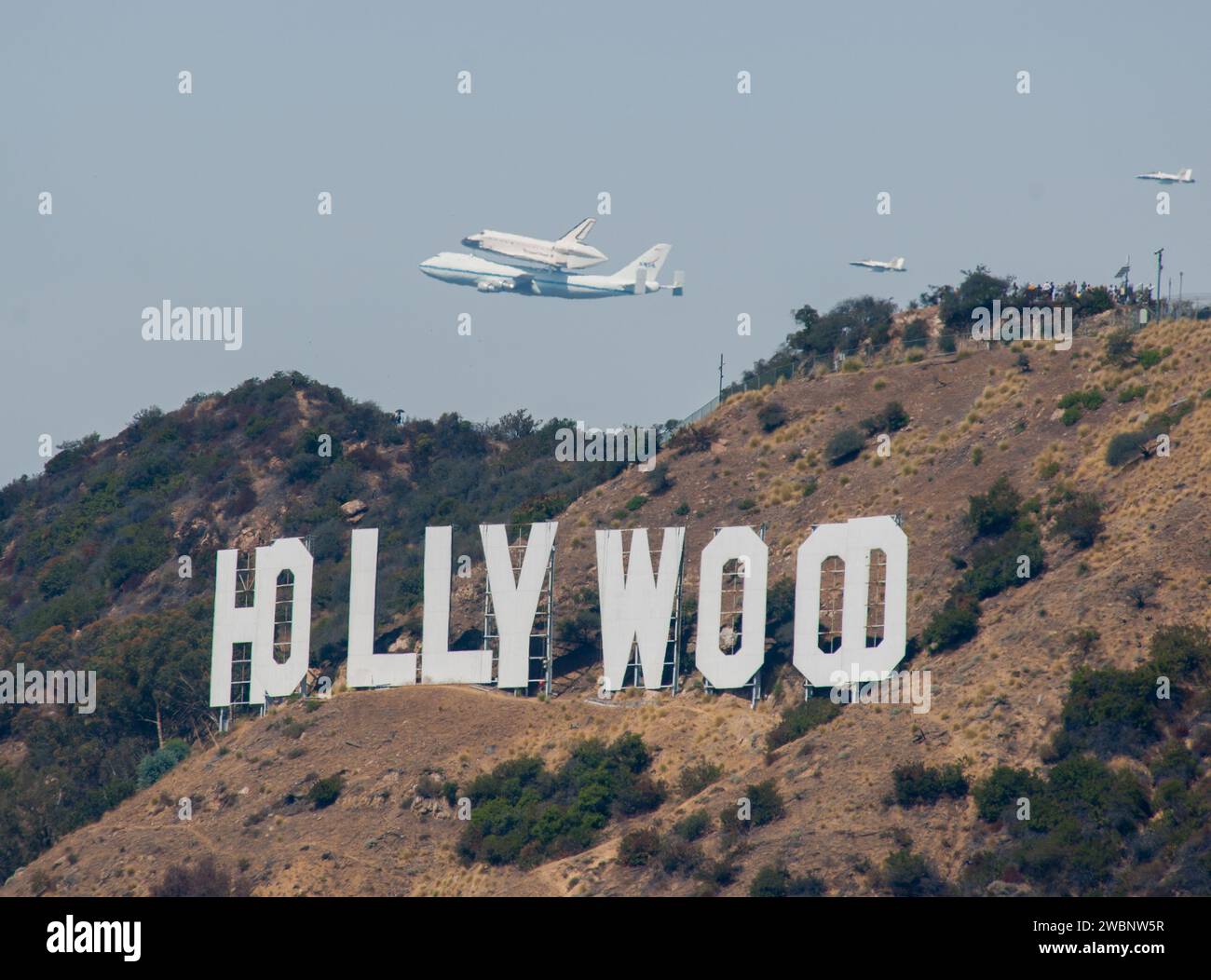 Endeavour et son avion NASA 747 Shuttle Carrier survolent le panneau Hollywood le 21 septembre 2012, en route vers l'aéroport international de Los Angeles et le California Science Center. Banque D'Images