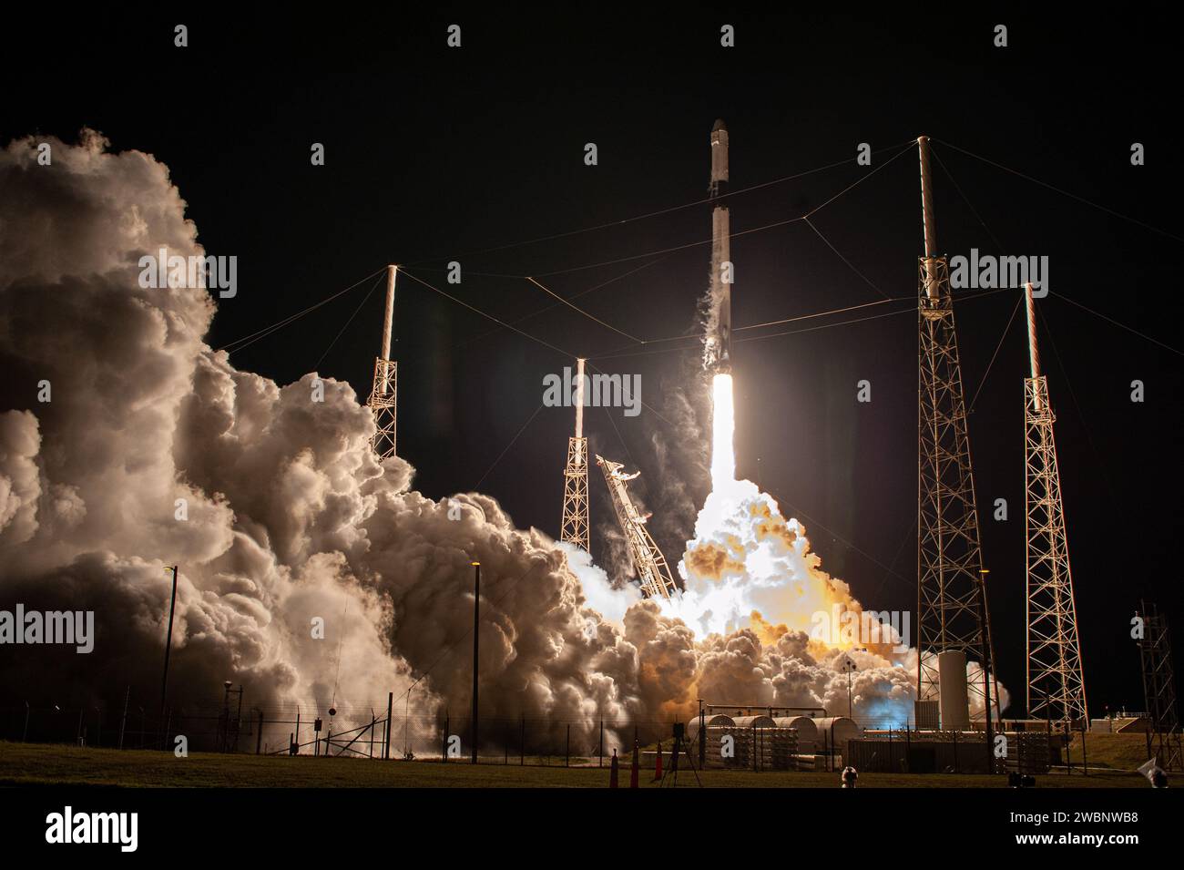 Une fusée SpaceX Falcon 9 décolle du Space Launch Complex 40 à la Cape Canaveral Air Force Station en Floride à 11:50 h HNE le 6 mars 2020, transportant le vaisseau spatial cargo Dragon sans équipage lors de son voyage vers la Station spatiale internationale pour la NASA et la mission 20th commercial Resupply Services (CRS-20) de SpaceX. Dragon livrera plus de 4 300 livres de recherches scientifiques et de cargaison au laboratoire en orbite. Banque D'Images