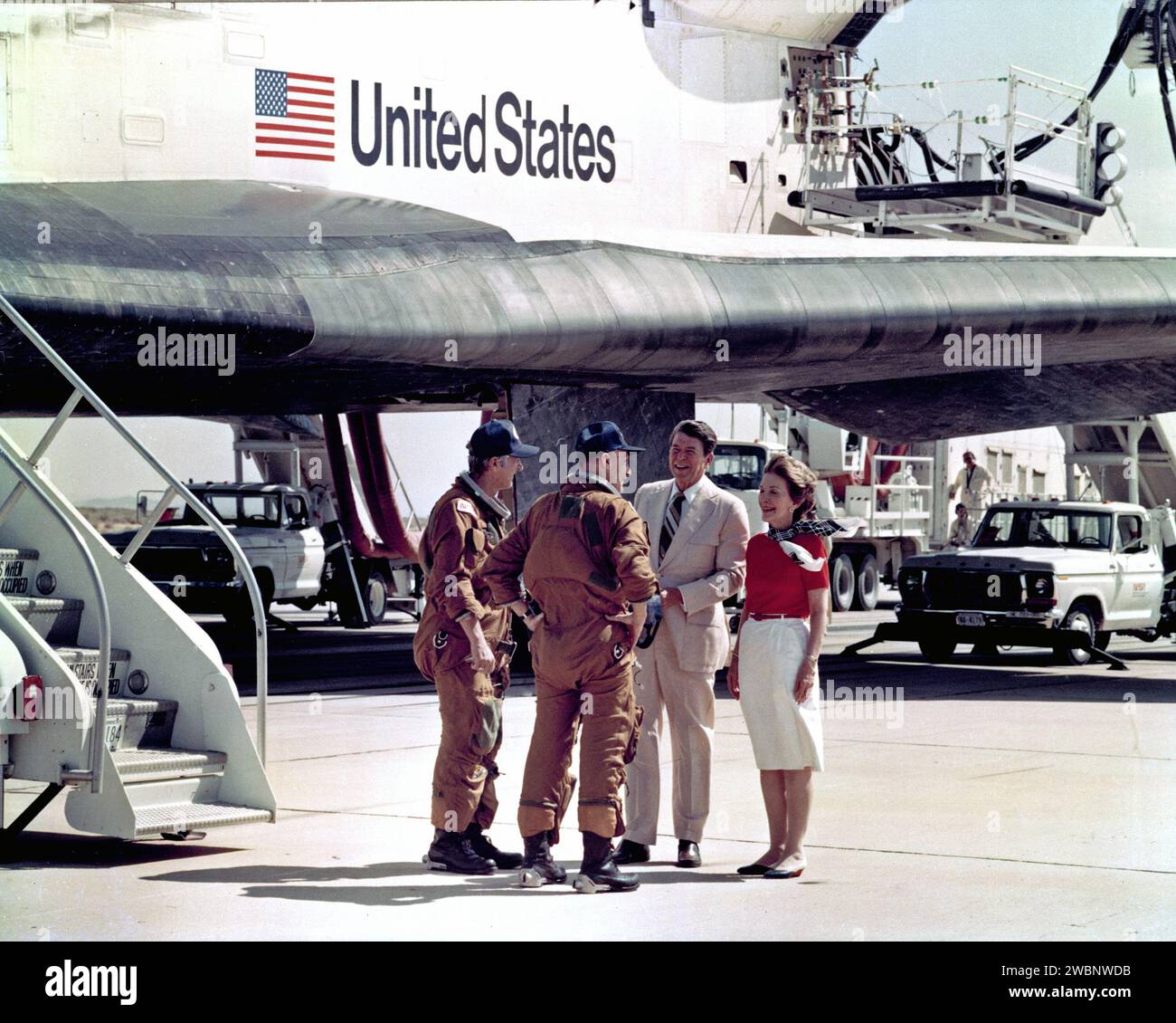 CAP CANAVERAL, Floride. -- le président et la première dame Reagan rencontrent les astronautes Thomas K. Mattingly II et Henry W. Hartsfield Jr. Après l'atterrissage de la navette spatiale Columbia à la base aérienne Edwards en Californie. Banque D'Images