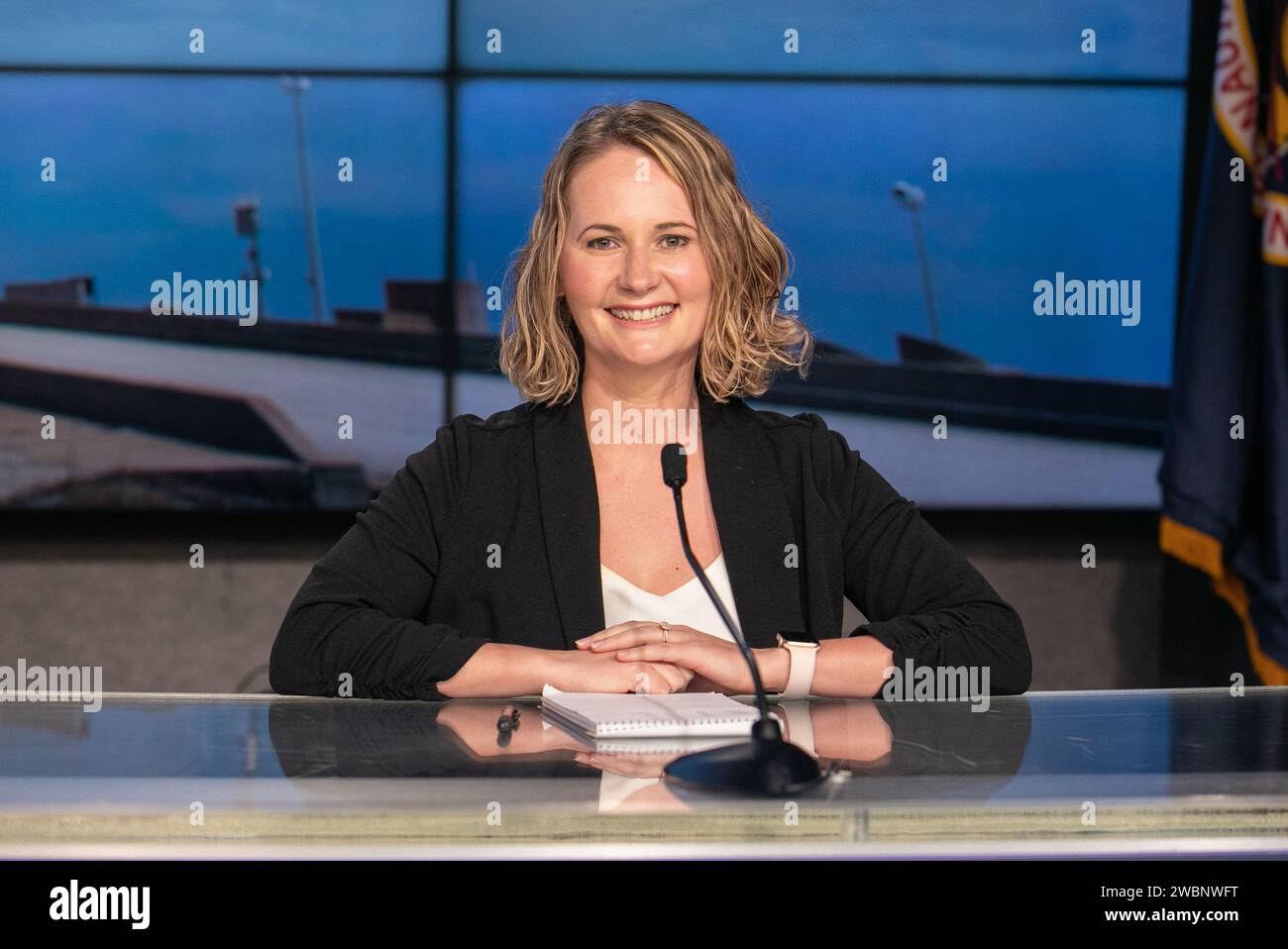 Melody Lovin, officier météorologique au lancement de la 45e Escadre spatiale de l’US Air Force, est présentée lors d’une conférence de presse pré-lancement CRS-21 au Kennedy Space Center de la NASA en Floride le 4 décembre 2020. Sarah Walker, directrice, Dragon Mission Management, SpaceX, Kirt Costello, le scientifique en chef du Bureau du programme de la Station spatiale internationale et Kenny Todd, directeur adjoint du programme du Bureau du programme de la Station spatiale internationale, ont également participé à l’événement, animé par Jasmine Hopkins de NASA Communications. La fusée Falcon 9 de SpaceX, avec la version améliorée du vaisseau spatial Cargo Dragon au sommet, est ciblée Banque D'Images