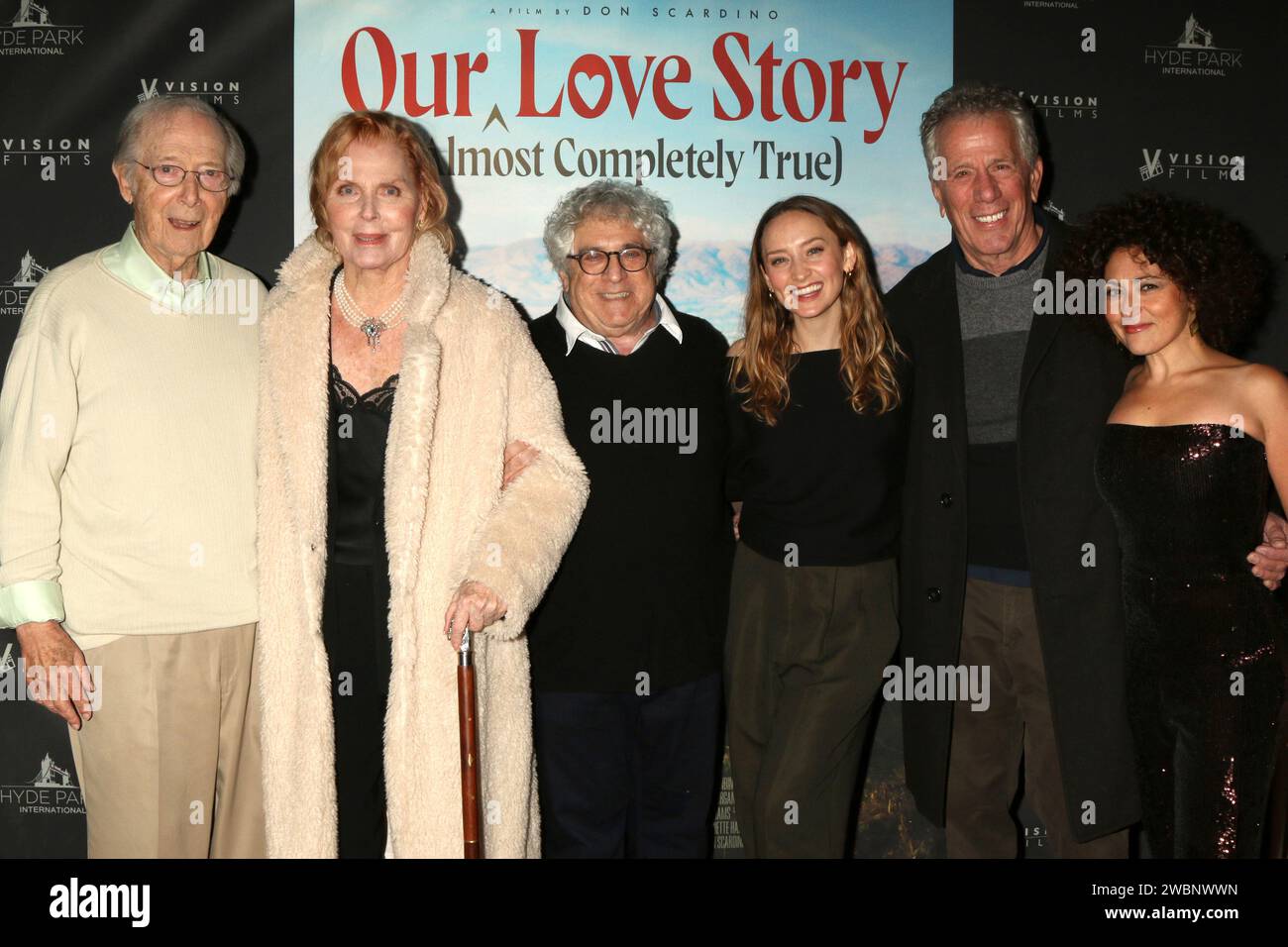 Projection spéciale de notre histoire d'amour presque complètement vraie au Laemmle Town Center 5 Theaters le 8 décembre 2023 à Encino, CA avec : Bernie Kopell, Mariette Hartley, Jerry Sroka, Hillary Anne Matthews, Lloyd Bremseth, Ash Sroka où : Encino, Californie, États-Unis quand : 08 Déc 2023 crédit : Nicky Nelson/WENN Banque D'Images