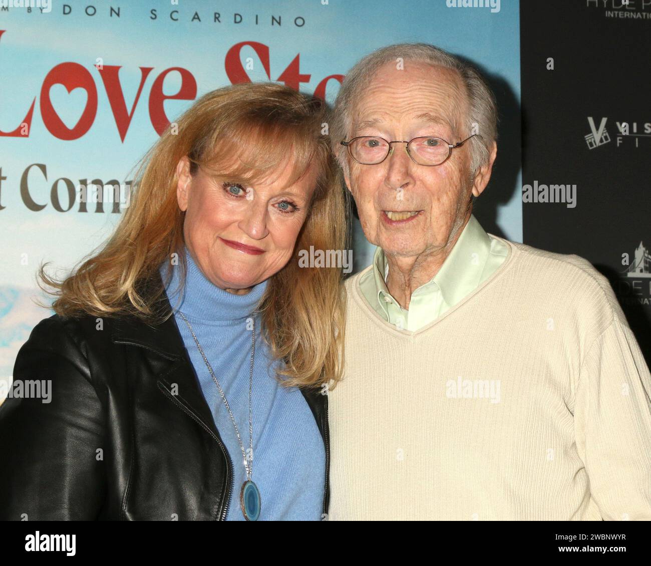 Projection spéciale de notre histoire d'amour presque complètement vraie au Laemmle Town Center 5 Theaters le 8 décembre 2023 à Encino, CA avec : Catrina Kopell, Bernie Kopell où : Encino, Californie, États-Unis quand : 08 décembre 2023 crédit : Nicky Nelson/WENN Banque D'Images