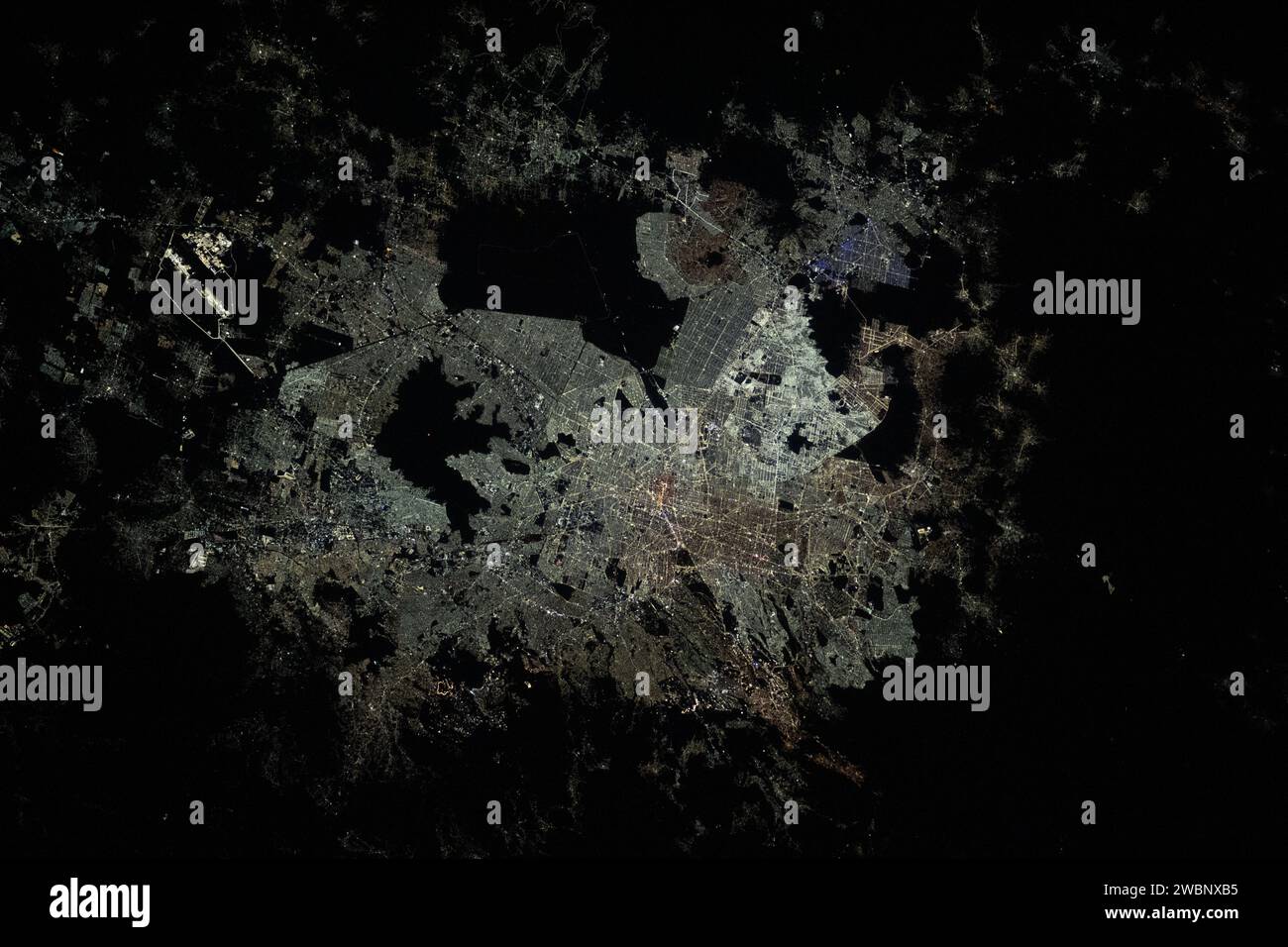 L'image nocturne ISS de Mexico à 260 km ci-dessus montre les lumières de la ville, l'aéroport international Felipe Ángeles, le parc écologique du lac Texcoco et la chaîne de montagnes de la Sierra de Guadalupe le 19 novembre 2023. Banque D'Images