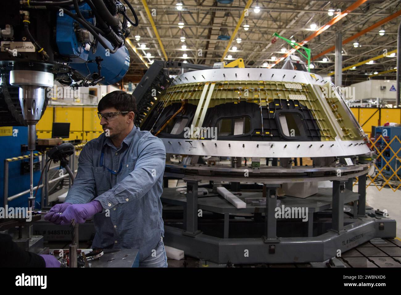 Le 29 janvier 2018, les ingénieurs de Lockheed Martin à l'usine d'assemblage Michoud de la NASA à la Nouvelle-Orléans ont soudé la section conique de la sonde Orion, soutenant la mission Artemis II pour l'exploration lunaire humaine. Banque D'Images