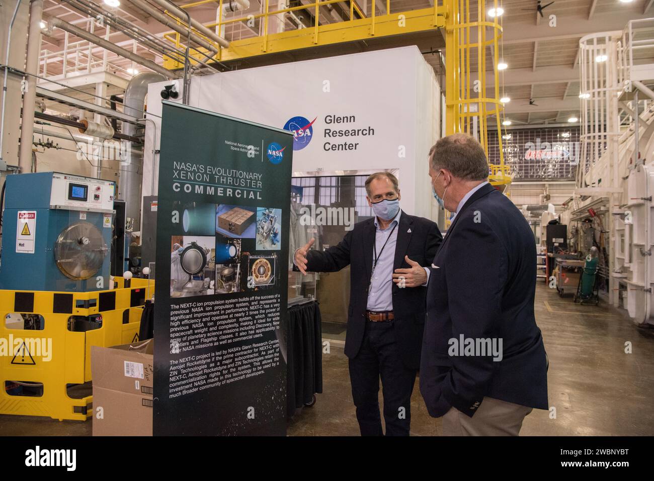 James Morhard, administrateur adjoint de la NASA, a visité le Glenn Research Center avec Bryan Smith pour évaluer les opérations, les mesures de sécurité COVID-19, le télétravail et les projets en cours à l’installation Tank 5. Banque D'Images