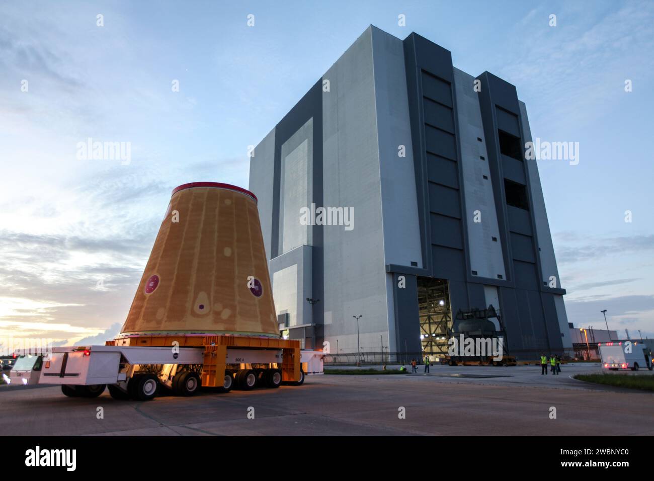 Les techniciens des systèmes d’exploration Ground de la NASA déplacent l’adaptateur de platine de lanceur (LVSA) de la fusée Space Launch System (SLS) de l’agence vers le Vehicle Assembly Building (VAB) du Kennedy Space Center de la NASA en Floride le 30 juillet 2020, pour traitement. Transporté par la barge Pegasus de la NASA, le LVSA est arrivé au quai du bassin du Launch Complex 39 Turn après avoir quitté le Marshall Space Flight Center de l’agence à Huntsville, en Alabama. Le LVSA reliera l’étage principal du SLS à l’étage supérieur de la fusée et restera dans le VAB jusqu’à ce qu’il soit temps de s’empiler sur le lanceur mobile qui précède Banque D'Images