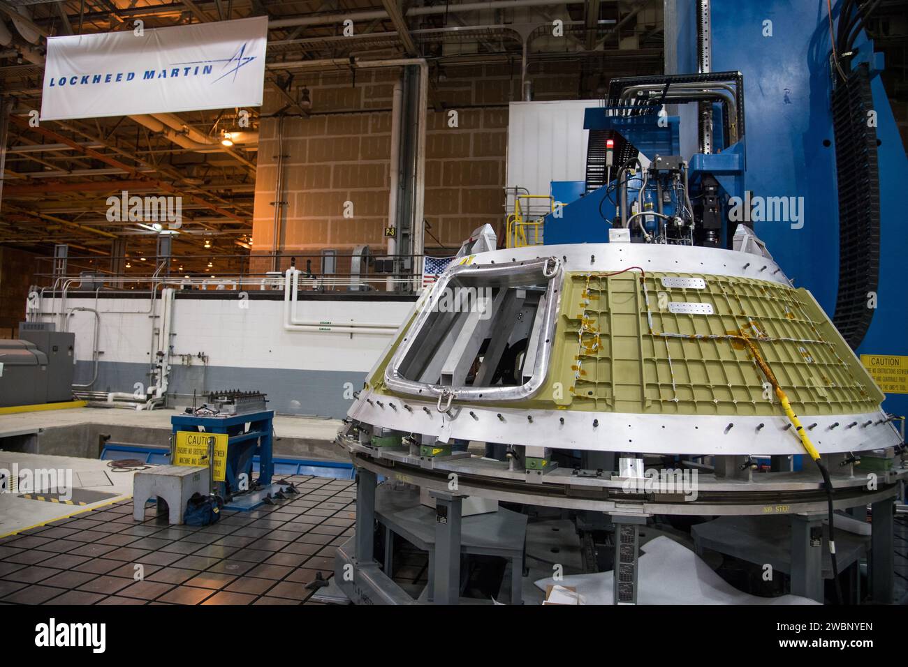 La section conique de l'engin spatial Orion a été soudée par les ingénieurs de Lockheed Martin à l'usine d'assemblage Michoud de la NASA à la Nouvelle-Orléans, en Louisiane, le 29 janvier 2018, en préparation de la mission lunaire humaine Artemis II. Banque D'Images
