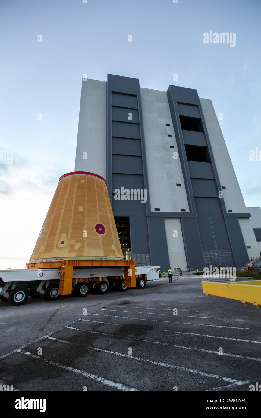 Les techniciens des systèmes d’exploration Ground de la NASA déplacent l’adaptateur de platine de lanceur (LVSA) de la fusée Space Launch System (SLS) de l’agence vers le Vehicle Assembly Building (VAB) du Kennedy Space Center de la NASA en Floride le 30 juillet 2020, pour traitement. Transporté par la barge Pegasus de la NASA, le LVSA est arrivé au quai du bassin du Launch Complex 39 Turn après avoir quitté le Marshall Space Flight Center de l’agence à Huntsville, en Alabama. Le LVSA reliera l’étage principal du SLS à l’étage supérieur de la fusée et restera dans le VAB jusqu’à ce qu’il soit temps de s’empiler sur le lanceur mobile qui précède Banque D'Images