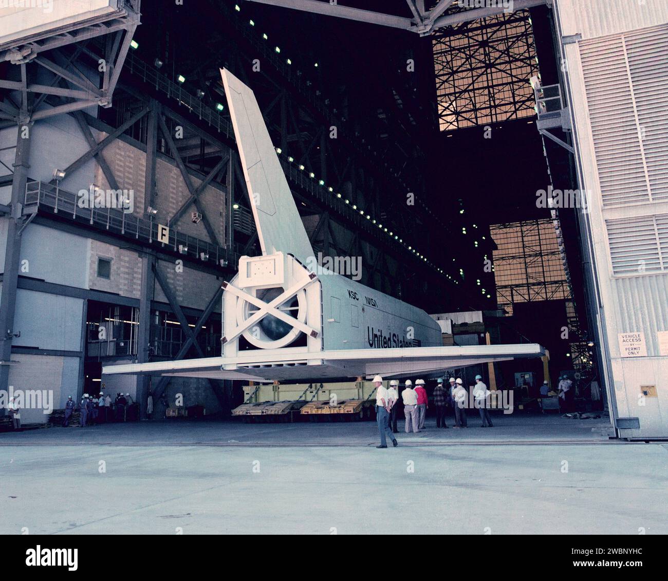 Pathfinder, une maquette de la navette spatiale, entre dans le bâtiment d'assemblage des véhicules au Kennedy Space Center pour des vérifications d'ajustement, la formation de l'équipage et la répétition des procédures post-atterrissage avant une exposition permanente à Huntsville. Banque D'Images