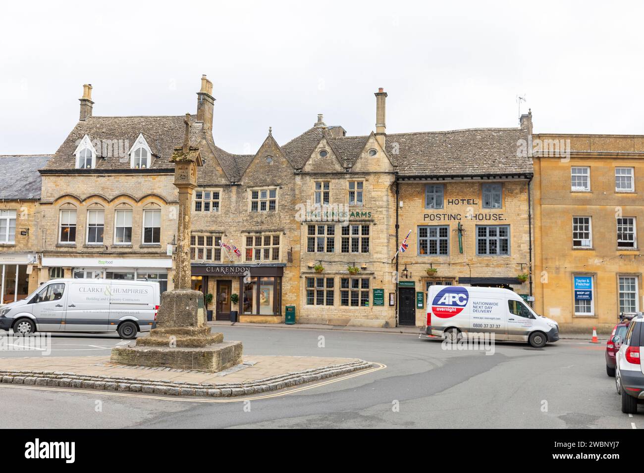 Stow sur la Wold vue de la place du marché et croix du marché avec cotswold bâtiments en pierre autour de la place, Gloucestershire, Angleterre, Royaume-Uni, 2023 Banque D'Images
