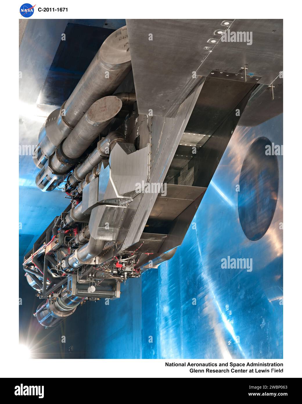 Le projet Fundamental Aeronautics Hypersonics de la NASA est axé sur les technologies pour les systèmes de propulsion à cycle combiné et à respiration aérienne afin de permettre des systèmes de lancement réutilisables pour l'accès à l'espace. Les systèmes de propulsion à cycle combiné à turbine (TBCC) offrent des améliorations à impulsion spécifique (ISP) par rapport aux systèmes de propulsion à fusée dans les segments de mission subsoniques de décollage et de re-virage et offrent une sécurité accrue. La possibilité de réaliser des opérations plus semblables à celles d'un avion avec une capacité accrue du site de lancement et une maintenance réduite du système sont des avantages supplémentaires. Banque D'Images