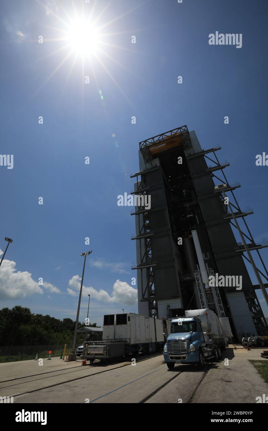 Une grue est utilisée pour soulever le troisième des quatre propulseurs propulseurs solides (SRB) de la fusée Atlas V 541 de l'United Launch Alliance dans l'installation d'intégration verticale (vif) du complexe de lancement spatial 41 de la Station aérienne de Cape Canaveral (CCAFS) en Floride le 8 juin 2020. Le SRB sera soulevé et accouplé au booster Atlas V dans le vif. Le lancement de la mission Mars 2020 de la NASA avec le rover Perseverance est prévu pour le 20 juillet 2020, au sommet de la fusée Atlas V depuis Pad 41. Le rover fait partie du programme d’exploration de Mars de la NASA, un effort à long terme d’exploration robotique de la planète rouge. Le rover est sept i Banque D'Images