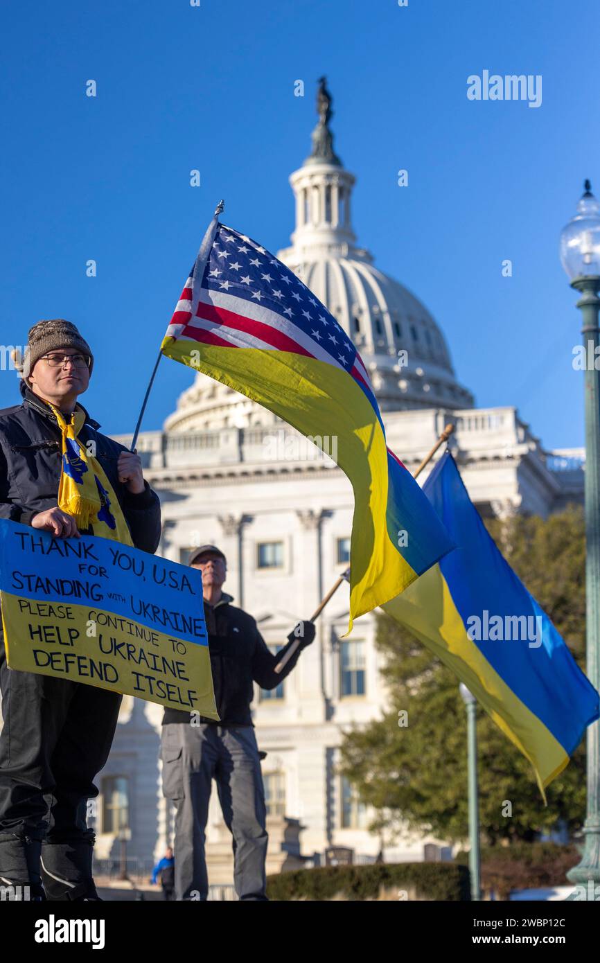 Washington, District de Columbia, États-Unis. 11 janvier 2024. Robert Harvey, à gauche, et Yuri Deychakiwsky, manifestent près du Capitole des États-Unis, jeudi 11 janvier 2024 à Washington, DC, en soutien à l'Ukraine. Deychakiwsky est membre de United Help Ukraine. (Image de crédit : © Eric Kayne/ZUMA Press Wire) USAGE ÉDITORIAL SEULEMENT! Non destiné à UN USAGE commercial ! Banque D'Images