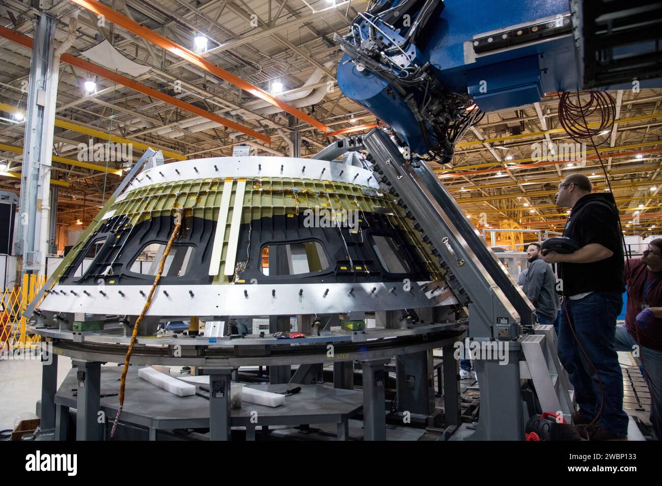 Le 29 janvier 2018, les ingénieurs de Lockheed Martin de la NASA Michoud Assembly Facility à la Nouvelle-Orléans, en Louisiane, soudent la section conique de la sonde Orion pour la mission Artemis II de transporter des humains au-delà de la Lune. Banque D'Images