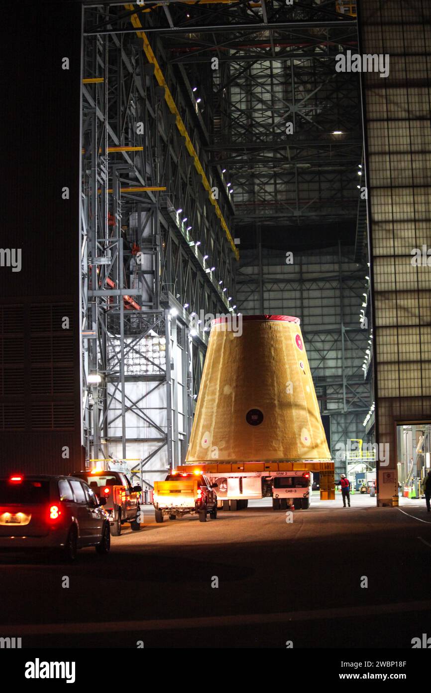 Les techniciens des systèmes d’exploration Ground de la NASA déplacent l’adaptateur de platine de lanceur (LVSA) de la fusée Space Launch System (SLS) de l’agence dans le Vehicle Assembly Building (VAB) du Kennedy Space Center de la NASA en Floride le 30 juillet 2020, pour traitement. Transporté par la barge Pegasus de la NASA, le LVSA est arrivé au quai du bassin du Launch Complex 39 Turn après avoir quitté le Marshall Space Flight Center de l’agence à Huntsville, en Alabama. Le LVSA reliera l’étage central du SLS à l’étage supérieur de la fusée et restera dans le VAB jusqu’à ce qu’il soit temps de s’empiler sur le lanceur mobile ahea Banque D'Images