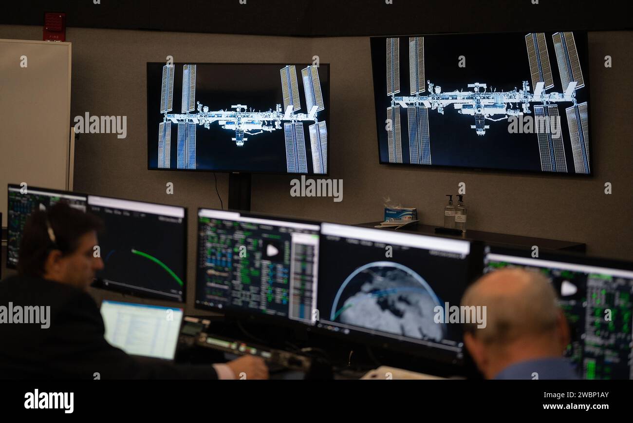 Des vues de la Station spatiale internationale depuis le vaisseau spatial Crew Dragon de SpaceX avec les astronautes de la NASA Douglas Hurley et Robert Behnken à bord sont vues sur des moniteurs à l'intérieur de la salle de tir quatre alors que le vaisseau spatial approche pour l'amarrage, dimanche 31 mai 2020, dans la salle de tir quatre du Launch Control Center du Kennedy Space Center de la NASA en Floride. La mission SpaceX Demo-2 de la NASA est le premier lancement avec des astronautes du vaisseau spatial SpaceX Crew Dragon et de la fusée Falcon 9 vers la Station spatiale internationale dans le cadre du programme commercial Crew de l’agence. Le vol d'essai sert de démonstration de bout en bout Banque D'Images