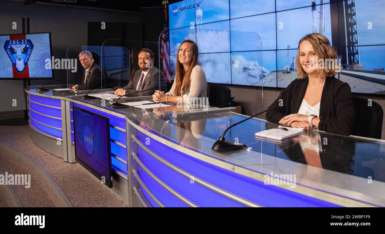 De gauche à droite, Kenny Todd, directeur adjoint du programme, Bureau du programme de la Station spatiale internationale ; Kirt Costello, scientifique en chef, Bureau du programme de la Station spatiale internationale ; Sarah Walker, directrice, gestion de la mission Dragon, SpaceX; et Melody Lovin, officier météorologique de lancement, 45th Space Wing de l'US Air Force, participe à une conférence de presse pré-lancement CRS-21 au Kennedy Space Center en Floride le 4 décembre 2020. Jasmine Hopkins de NASA Communications a modéré l’événement. La fusée Falcon 9 de SpaceX, avec la version améliorée du vaisseau spatial Cargo Dragon au sommet, est destinée à décoller du Launch Compl de Kennedy Banque D'Images