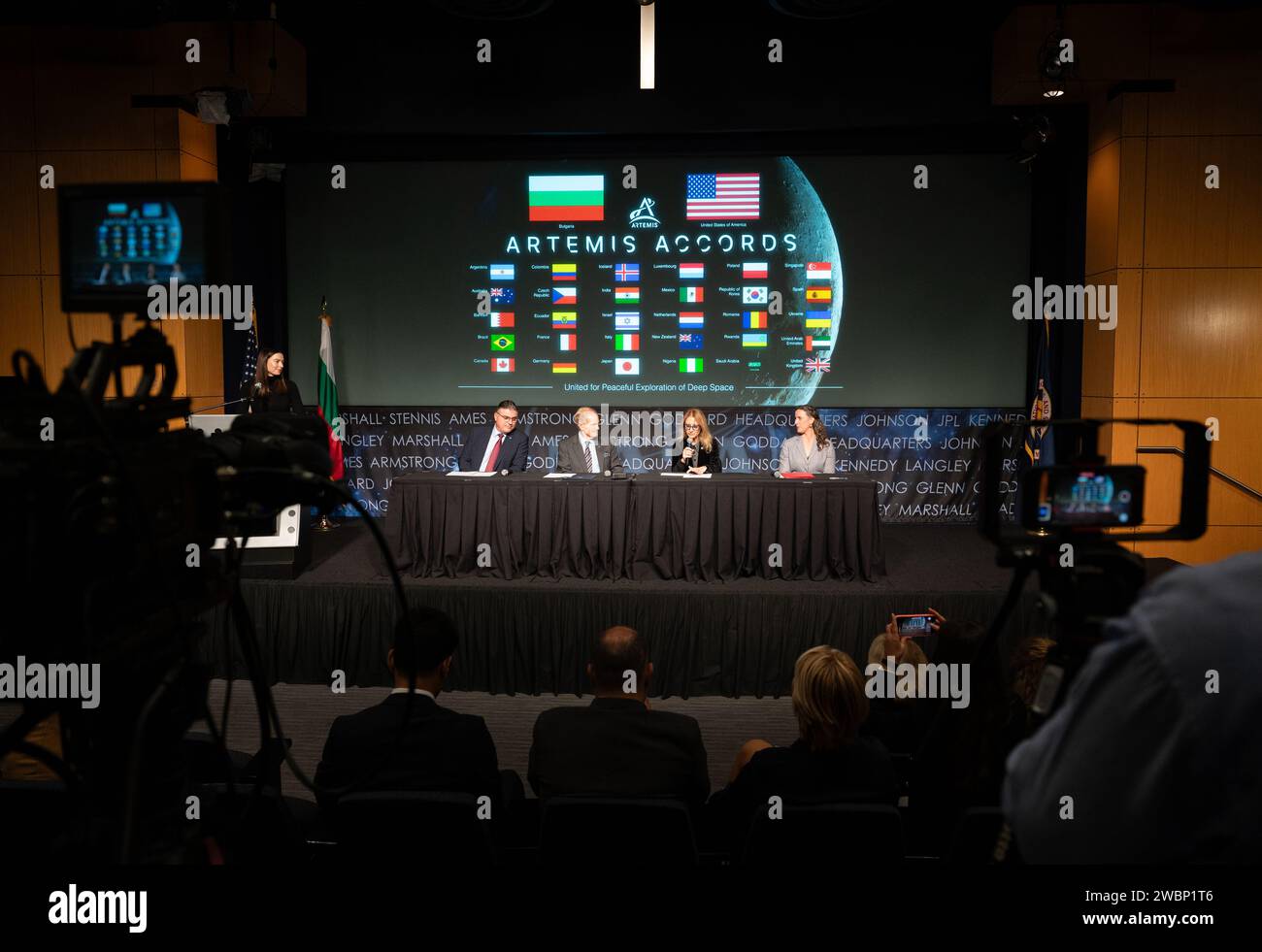 La ministre Milena Stoycheva a prononcé une allocution lors de la signature des accords d'Artemis le 9 novembre 2023, au siège de la NASA Mary W. Jackson à Washington. Jackie McGuinness, secrétaire de presse de la NASA, Georgi Panayotov, Bill Nelson, administrateur de la NASA, et Sonata Coulter, secrétaire adjointe adjointe, étaient présents. La Bulgarie est devenue le 32e pays à signer les accords de coopération dans le cadre du programme Artemis de la NASA. Banque D'Images