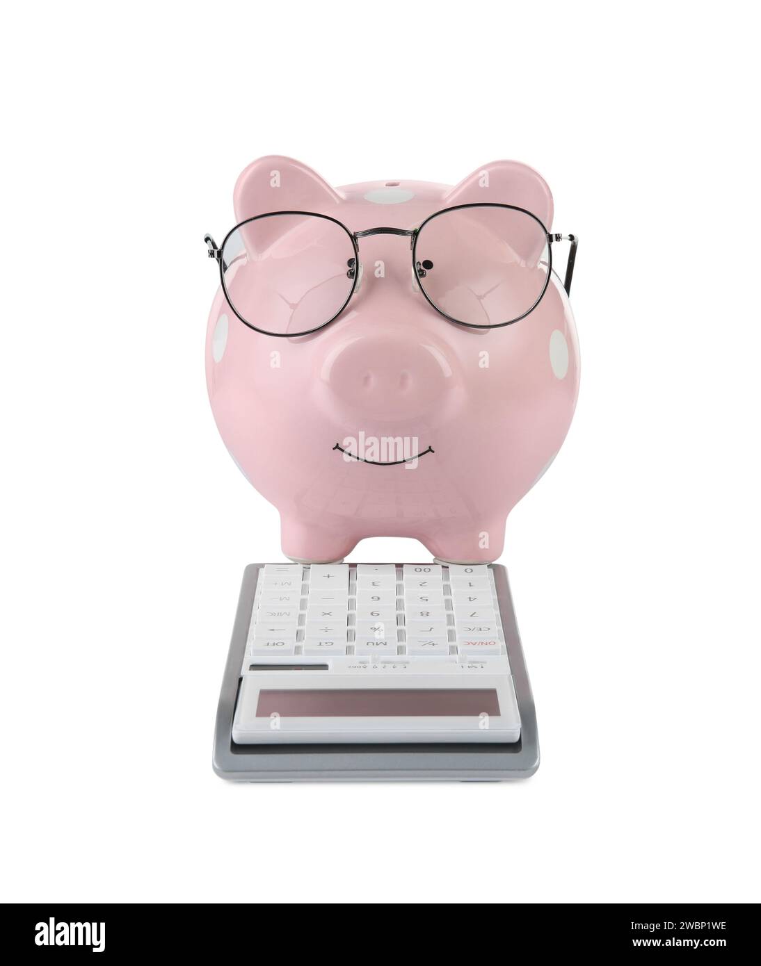 Calculatrice et tirelire rose dans des verres isolés sur blanc Banque D'Images