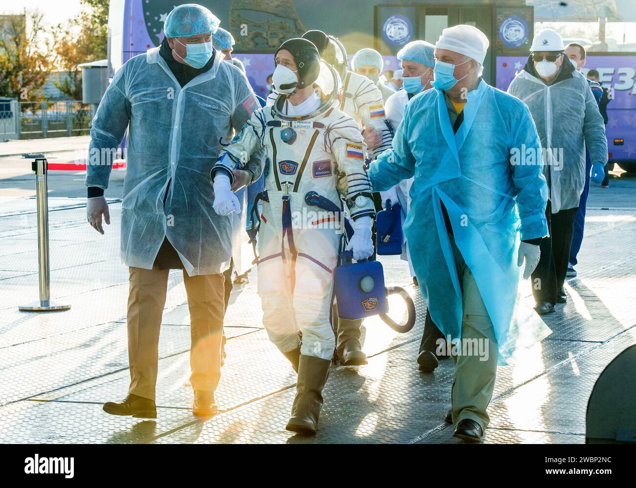 Expédition 64 le cosmonaute russe Sergey Ryzhikov marche à bord du vaisseau spatial Soyouz MS-17 avec le directeur général de Roscosmos, Dmitry Rogozin avant le lancement avec Sergey Kud-Sverchkov de Roscosmos et Kate Rubins de la NASA, mercredi 14 octobre 2020, au cosmodrome de Baïkonour au Kazakhstan. Le trio a été lancé à 1:45 h HAE pour commencer une mission de six mois à bord de la Station spatiale internationale. Banque D'Images