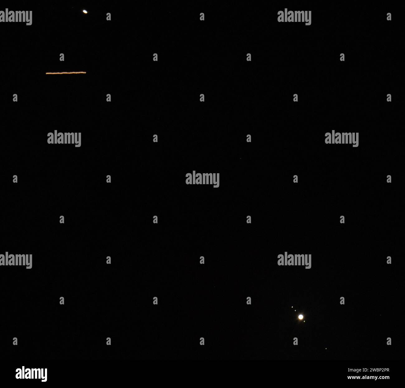 La Station spatiale internationale est passée entre Saturne et Jupiter au-dessus d'Alexandria, en Virginie, le 11 décembre 2020. Les astronautes de la NASA Kate Rubins, Shannon Walker, Victor Glover, Mike Hopkins, Soichi Noguchi, astronaute de la JAXA, et les cosmonautes russes Sergey Ryzhikov et Sergey Kud-Sverchkov, étaient à bord lors de l'approche de la grande conjonction le 21 décembre. Banque D'Images