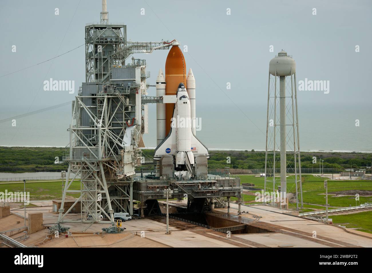 La navette spatiale Atlantis est sur l'aire de lancement 39A au Kennedy Space Center, Floride, le 8 juillet 2011, quelques instants avant le lancement final du programme de navette STS-135, une mission de 12 jours vers la Station spatiale internationale. Banque D'Images