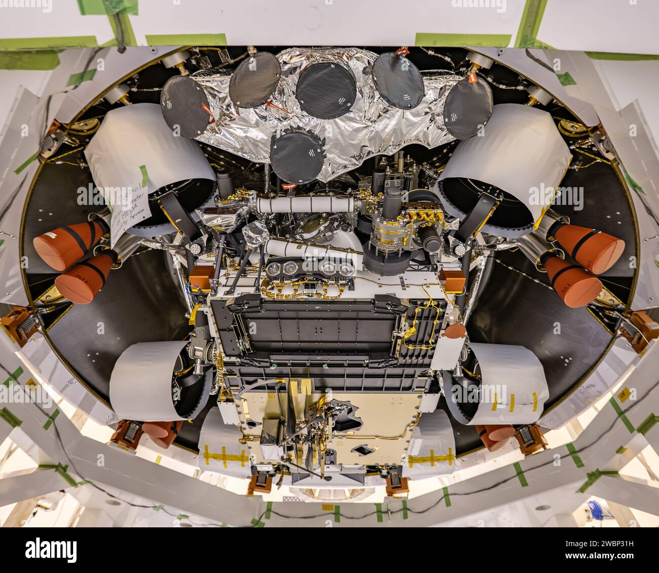 La coque arrière du rover Perseverance de Mars est fixée à l’étage de descente propulsé par fusée à l’intérieur du Payload Hazardous Servicing Facility du Kennedy Space Center de la NASA en Floride le 29 avril 2020. L'aileron encapsulera et protégera la persévérance et sa phase de descente pendant leur voyage dans l'espace profond vers Mars et pendant la descente à travers l'atmosphère martienne. Il atteindra la planète rouge le 18 février 2021. Le lancement, à bord d'une fusée Atlas V 541 de l'Alliance United Launch, est prévu pour l'été 2020 à partir de la base aérienne de Cape Canaveral. Programme de services de lancement de la NASA basé à Kenn Banque D'Images