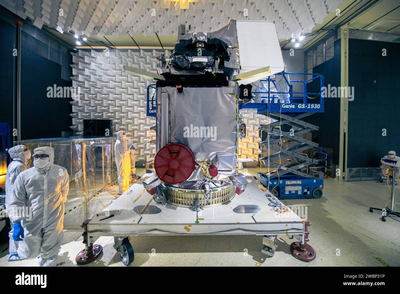 Le 30 janvier 2023, The Plankton, Aerosol, Cloud, L'observatoire de l'écosystème océanique (PACE) se trouvait à l'intérieur de l'installation de test d'interférences électromagnétiques du Goddard Space Flight Center de la NASA, dans le Maryland. Les instruments de PACE, dont l’Ocean Color instrument (OCI), le Spectro-Polarimeter for Planetary exploration (SPEXone) et le Hyper Angular Research Polarimeter (HARP2), fourniront des mesures globales de la couleur de l’océan, du phytoplancton, de la biogéochimie, des aérosols, des nuages, et le cycle du carbone. Banque D'Images