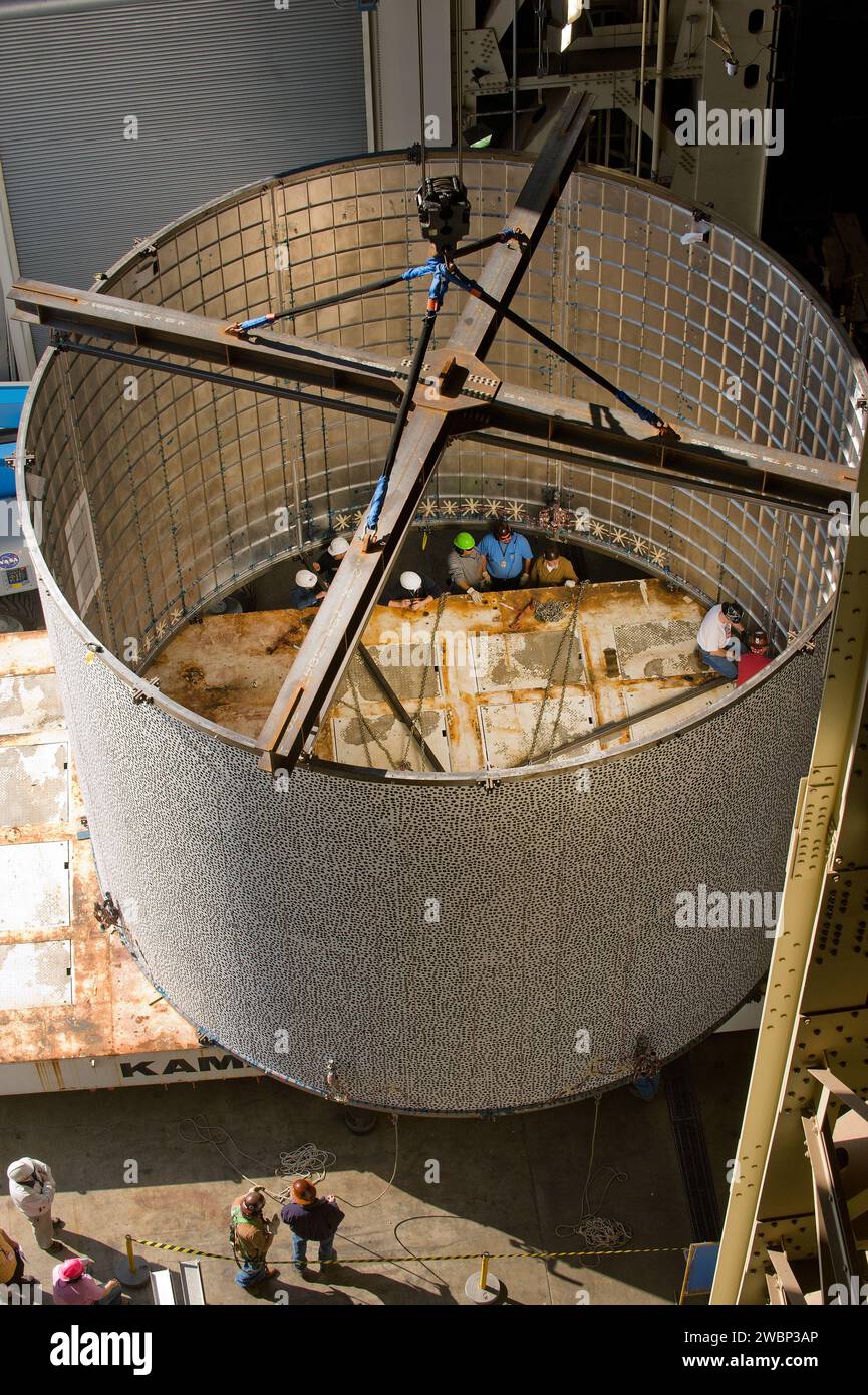 Un article d'essai de 27 pieds de diamètre pour l'expérience Shellbuckling Knockdown Factor est déplacé dans la baie haute du bâtiment 4619 pour les essais structuraux. Banque D'Images