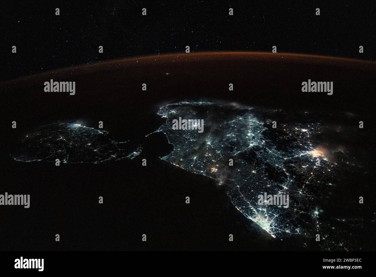 Iss063e058166 (24 juillet 2020) --- la nation insulaire du Sri Lanka et la pointe sud de l'Inde brillamment éclairée figurent sur cette photographie de la Station spatiale internationale. Cette partie du sous-continent indien est entourée de trois grands plans d'eau, dont la mer de Laccadive à l'ouest, l'océan Indien au sud et la baie du Bengale à l'est. Un ciel étoilé et une lueur atmosphérique encadrent l'horizon de la Terre. Banque D'Images