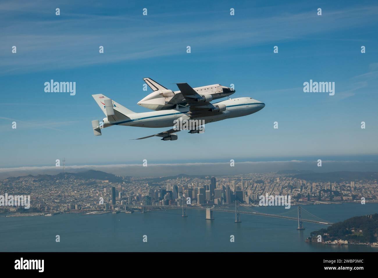 Endeavour vola au sommet d'un avion NASA 747 Shuttle Carrier devant le Bay Bridge en 2012 en route vers l'aéroport international de Los Angeles pour le transport vers le California Science Center. Banque D'Images