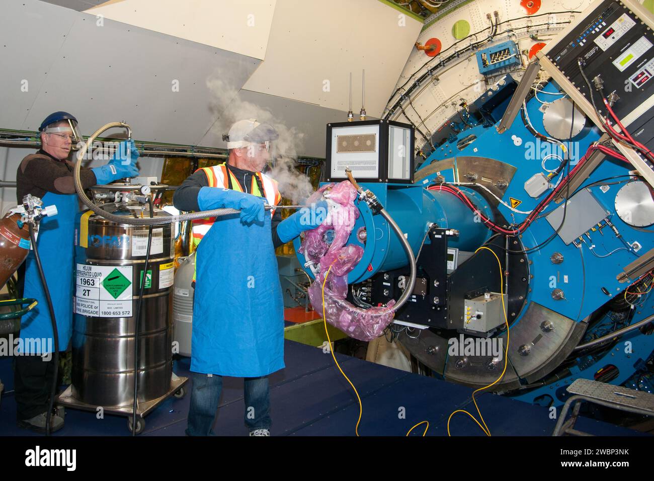 Les techniciens ont rempli l’instrument FLITECAM de SOFIA d’azote liquide et d’hélium pour refroidir les détecteurs. L’instrument, qui fait partie de l’Observatoire stratosphérique d’astronomie infrarouge de la NASA, peut être entretenu, amélioré ou échangé après chaque vol. Banque D'Images
