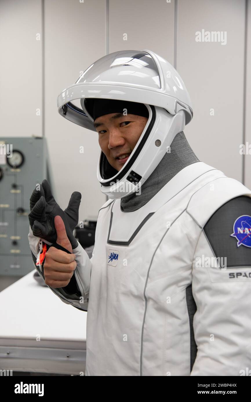 À l’intérieur de la salle de costume de l’équipage dans le bâtiment Neil Armstrong Operations and Checkout du Kennedy Space Center de la NASA en Floride, le 15 novembre 2020, l’astronaute de l’Agence japonaise d’exploration aérospatiale (JAXA) Soichi Noguchi, spécialiste de mission, est montré dans une combinaison spatiale SpaceX en préparation de la mission Crew-1 de la NASA SpaceX. Crew-1 est la première mission régulière d’équipage d’un vaisseau spatial commercial américain avec des astronautes à la Station spatiale internationale dans le cadre du programme commercial Crew de la NASA. La capsule SpaceX Crew Dragon Resilience sera lancée au sommet de la fusée Falcon 9 de la société, du Launch Complex 39a au Banque D'Images