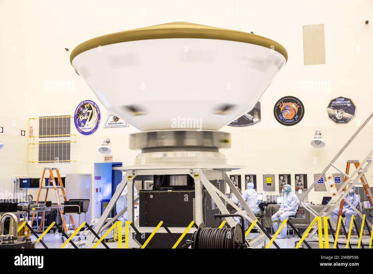 Les ingénieurs du Kennedy Space Center ont testé l'aérocoque mars 2020 rover sur une table tournante pour mesurer son centre de gravité et ses moments d'inertie avant son lancement prévu sur une fusée ULA Atlas V 541 vers mars. Banque D'Images