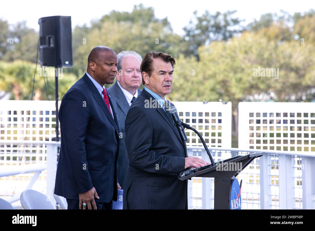 Thad Altman, PDG de la Fondation Mémorial des astronautes, s'adresse au public lors de la cérémonie de la Journée du souvenir de la NASA au Space Mirror Memorial, dans le complexe des visiteurs du Kennedy Space Center, le 30 janvier 2020. Derrière Altman, de gauche à droite, se trouvent Kelvin Manning, directeur technique associé de Kennedy ; et Burt Summerfield, directeur associé, gestion. Les équipages d’Apollo 1 et des navettes spatiales Challenger et Columbia, ainsi que d’autres astronautes tombés au combat qui ont perdu la vie au nom de l’exploration et de la découverte de l’espace, ont été honorés lors de cet événement annuel. Banque D'Images