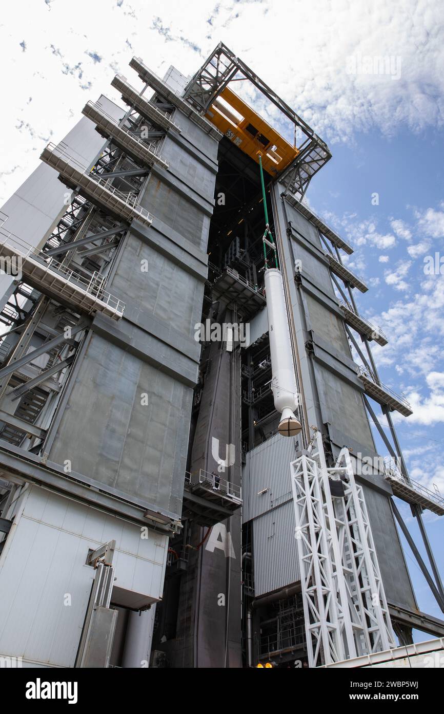 Une grue est utilisée pour soulever le quatrième et dernier propulseur d'appoint de fusée solide (SRB) de la fusée Atlas V 541 de l'United Launch Alliance dans l'installation d'intégration verticale (vif) du complexe de lancement spatial 41 de la Station aérienne de Cape Canaveral (CCAFS) en Floride le 9 juin 2020. Le SRB sera soulevé et accouplé au booster Atlas V dans le vif. Le lancement de la mission Mars 2020 de la NASA avec le rover Perseverance est prévu en juillet 2020, au sommet de la fusée Atlas V depuis Pad 41. Le rover fait partie du programme d’exploration de Mars de la NASA, un effort à long terme d’exploration robotique de la planète rouge. Les sept ins du rover Banque D'Images