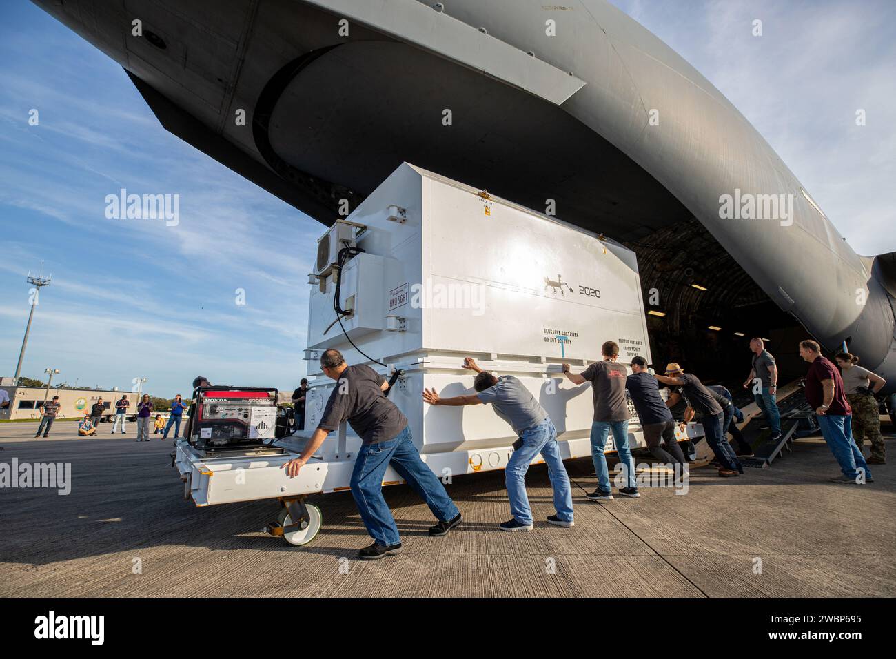 Le rover Mars 2020 est déchargé d’un avion C-17 à l’installation de lancement et d’atterrissage, anciennement connue sous le nom d’installation d’atterrissage de la navette, au Kennedy Space Center de la NASA le 12 février 2020. Le rover a effectué un voyage à travers le pays vers le port spatial de Floride qui a commencé au Jet propulsion Laboratory de la NASA à Pasadena, en Californie. La mission, prévue pour la mi-juillet 2020, lancera à bord d’une fusée Atlas V 541 depuis la base aérienne de Cape Canaveral. Le programme de services de lancement de la NASA basé à Kennedy gère le lancement. Banque D'Images